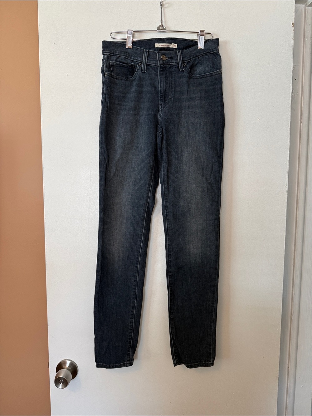 Levi’s Slimming Skinny Dark Wash Jeans - Black